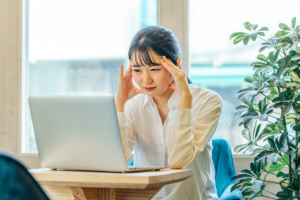 悩む女性